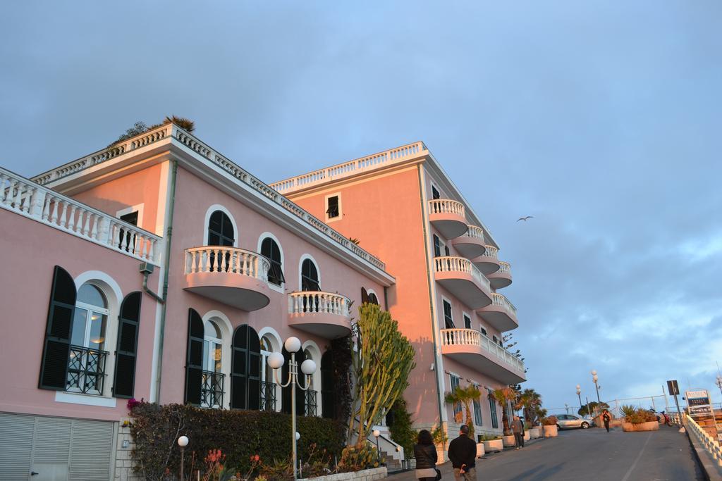 Hotel Piccolo Lido Бордигера Экстерьер фото