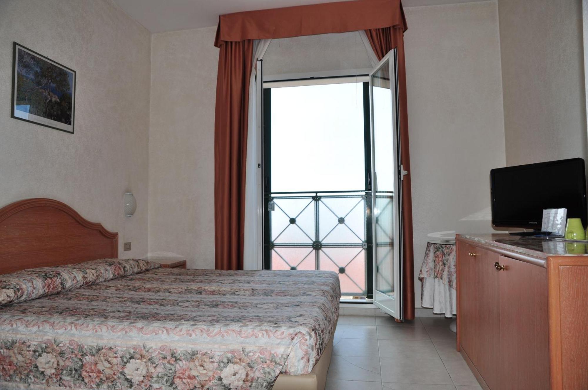 Hotel Piccolo Lido Бордигера Экстерьер фото