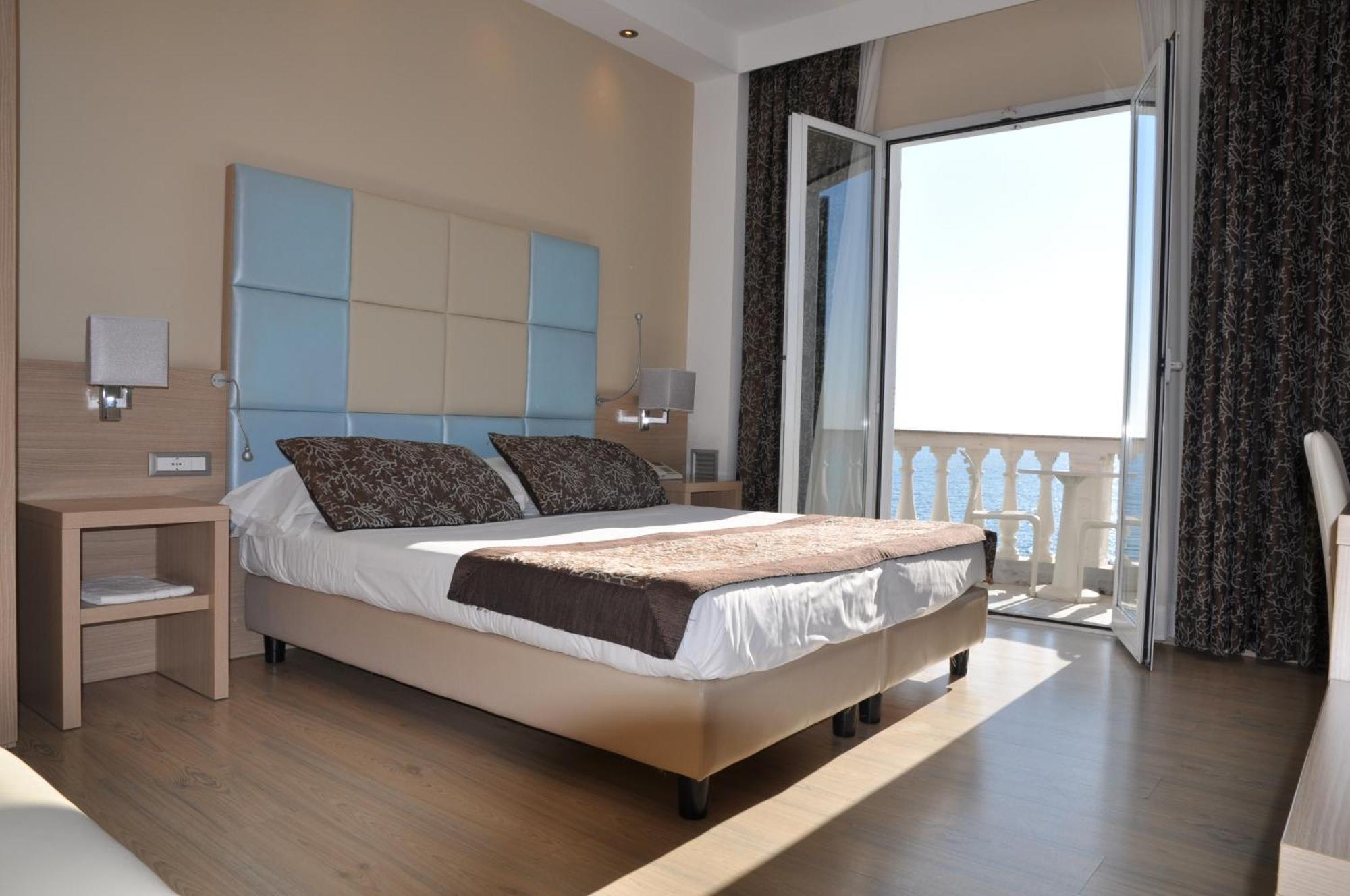Hotel Piccolo Lido Бордигера Экстерьер фото