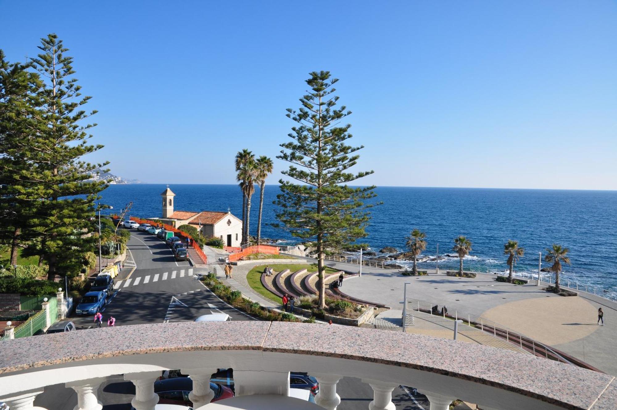 Hotel Piccolo Lido Бордигера Экстерьер фото