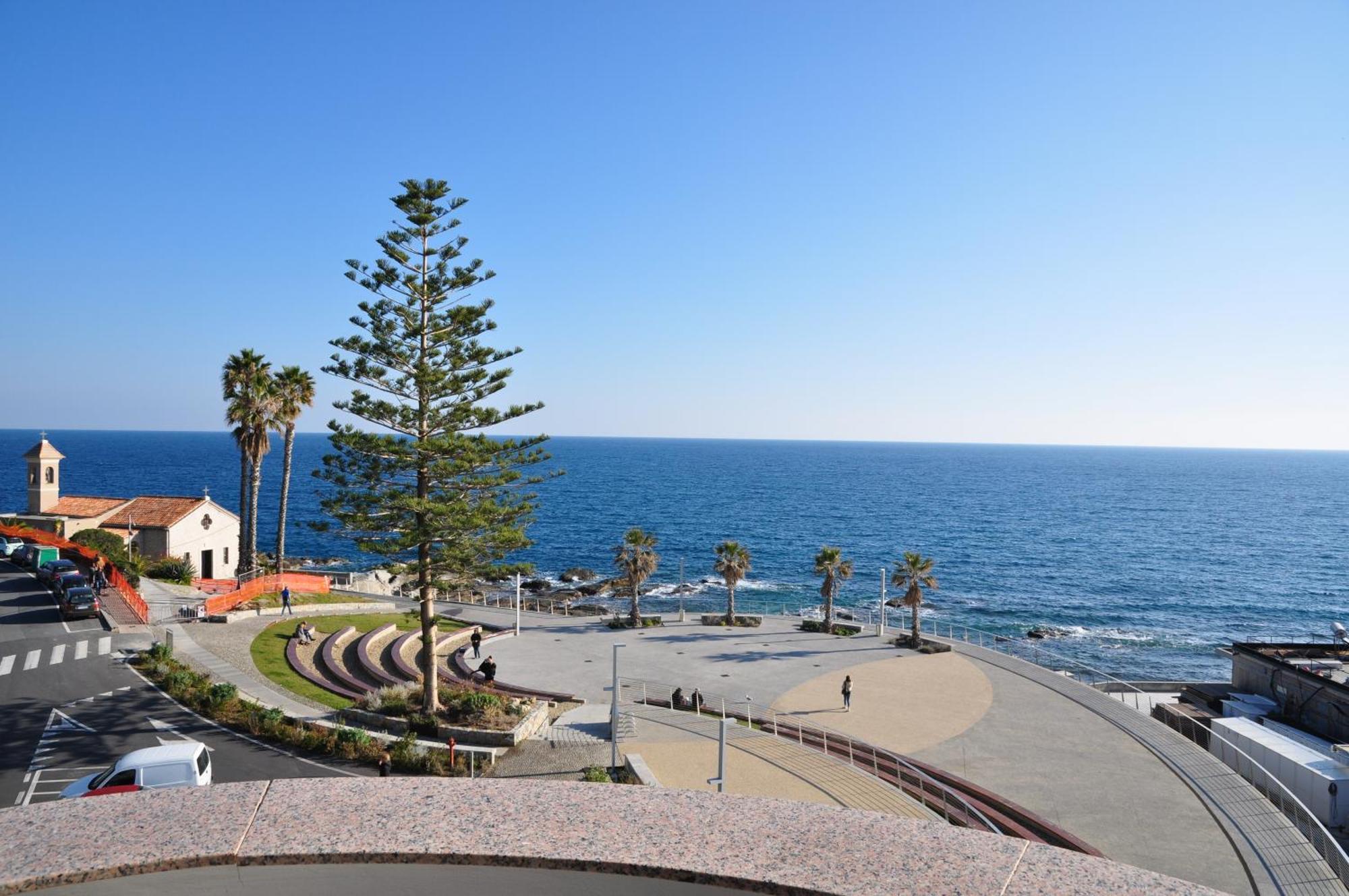 Hotel Piccolo Lido Бордигера Экстерьер фото